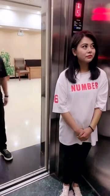 吃瓜群众在电梯里,揭秘日常生活中的八卦风云