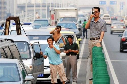 大型现场吃瓜群众事件,围观热潮背后的社会现象解析