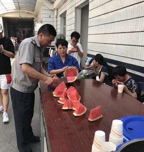 群众排队吃瓜图片,排队吃瓜，揭秘群众热捧的街头美食盛况